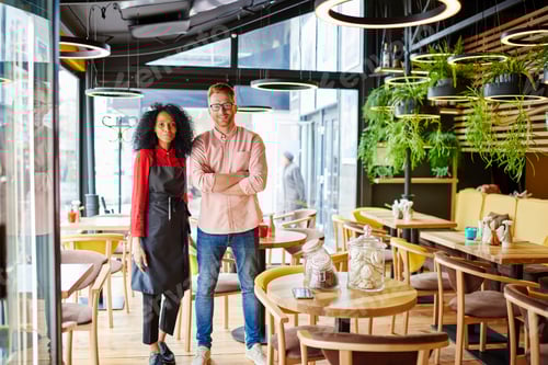 Preview: Satisfied man working with waitress in modern cafe