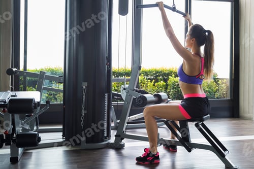 Preview: Woman doing exercise for her back - Lat pulldown