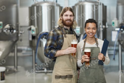 Preview: Smiling Workers Holding Beer Glasses at Modern Brewery