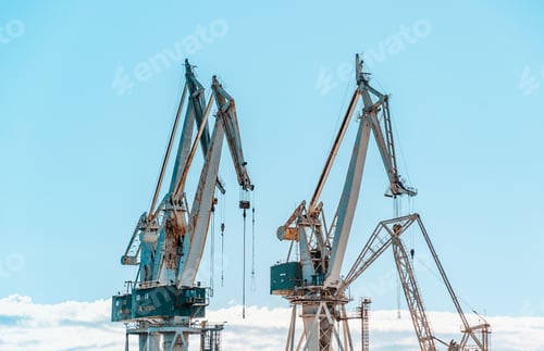 Vista previa: Selective focus shot of portal cranes in the snow