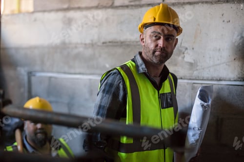 Preview: Construction workers on building site