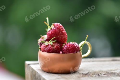 Preview: Strawberries in a bowl