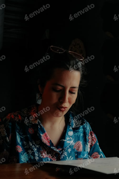 Preview: Girl under a dark background with a little entrance of light in her face