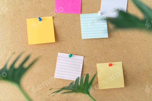 Preview: Pinned notes, blank memo on brown corkboard