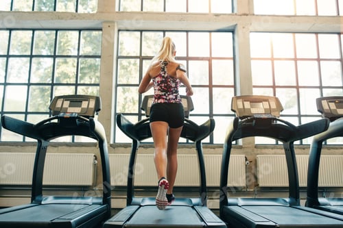 Preview: Woman jogging on treadmill