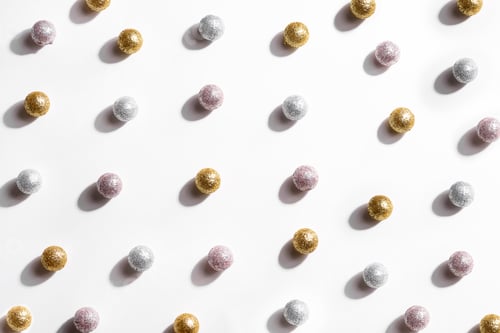 Vista previa: Bola con estampado de fondo navideño Espacio de copia. Vista desde arriba.