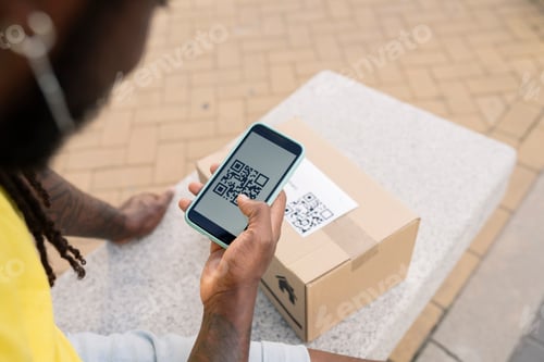 Preview: hand of parcel delivery man, with qr code
