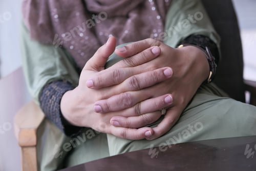 Preview: Close-Up fingernail of women sitting indoor.