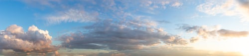 Vorschau: Panoramablick auf Cloudscape während eines farbenfrohen Sonnenuntergangs