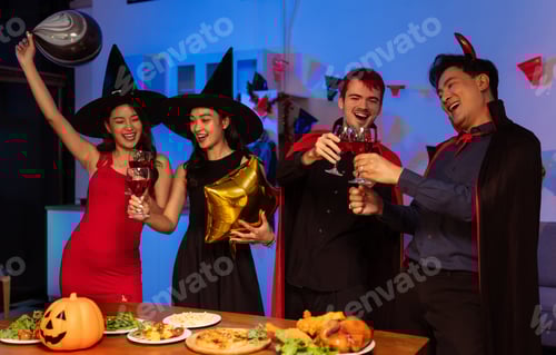 Visualização: Jantar e grupo de pessoas comemorando juntas na festa de Halloween.