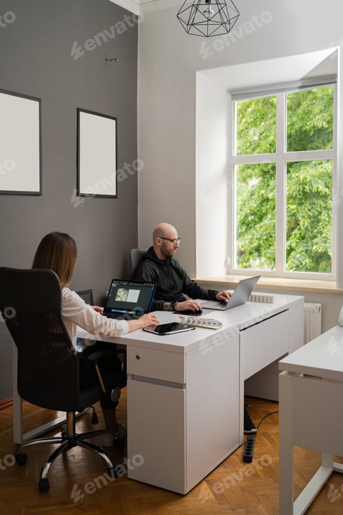 Visualização: Dois colegas discutindo novas informações sobre produtos