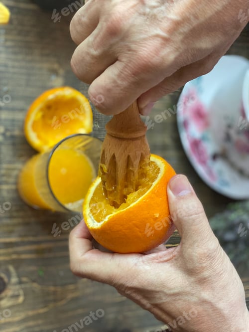 Preview: Squeezing oranges for fresh juice