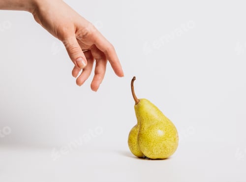 Vorschau: Eine Hand berührt ein ungewöhnliches birnenförmiges Remake der Renaissance und der Erschaffung Adams.