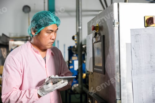 Preview: Worker using tablet in beverage factory oversees soda water filling