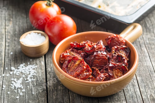 Preview: Tasty dried tomatoes in bowl.