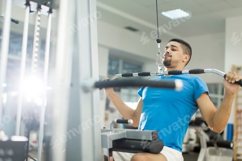 Preview: Young man training in the gym