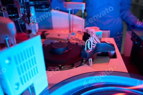 Preview: Specialist uses a device for automatic isolation of nucleic acids