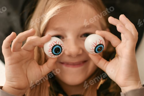 Preview: A girl fooling around with capillary eyes on Halloween