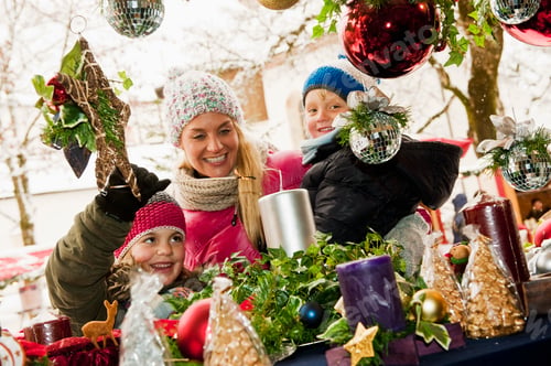 Preview: Austria, Salzburg, Mother with children at christmas market, smiling