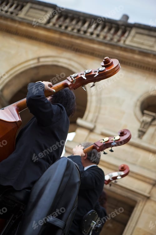 Preview: Cellists in a band