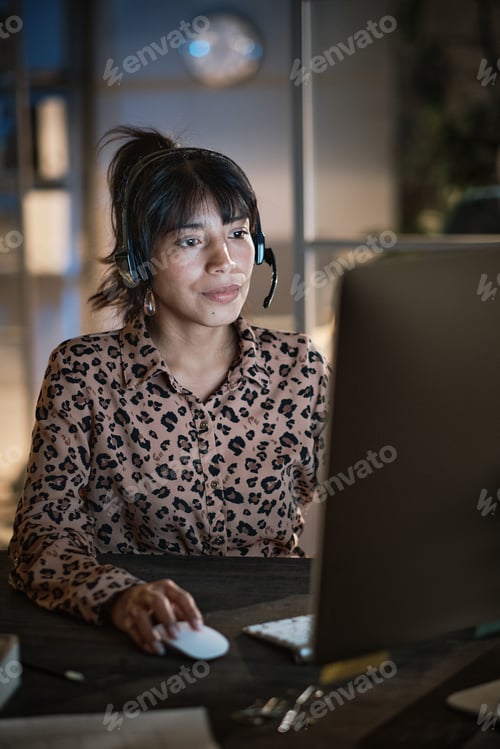 Preview: Woman working in call center