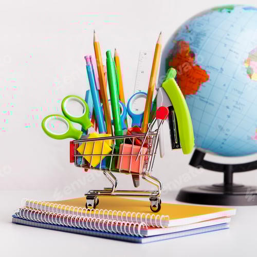 Visualização: Closeup do carrinho de compras com suprimentos coloridos em branco