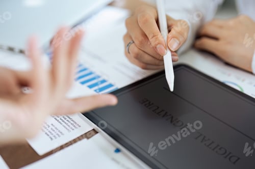 Preview: Woman hand holds stylus and puts an electronic signature in contract on tablet