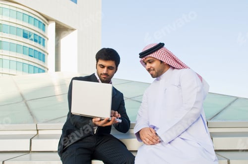 Vista previa: Empresarios usando un ordenador portátil