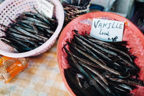 Preview: vanilla sticks for sale at the Port Louis city market, Mauritius