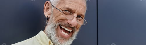 Preview: A joyful glance from a modern man