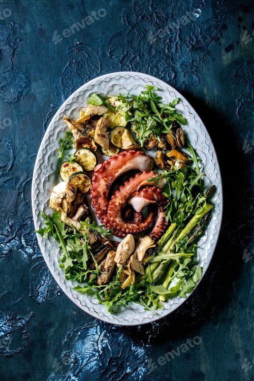 Preview: Coocked grilled tentacles of octopus, sardines and mussels