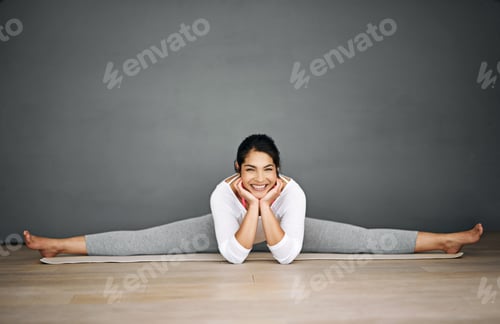 Preview: Portrait of an attractive young woman doing the splits in her yoga routine