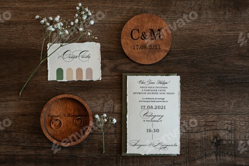 Preview: gold wedding rings with a wedding decor