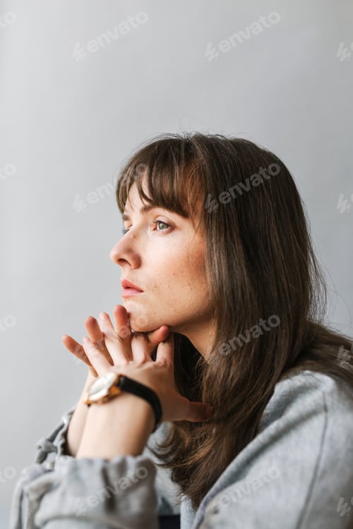 Preview: Woman in a gray long sleeve shirt