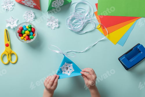 Preview: Advent calendar made of colored paper. Step-by-step instructions for making Christmas crafts.