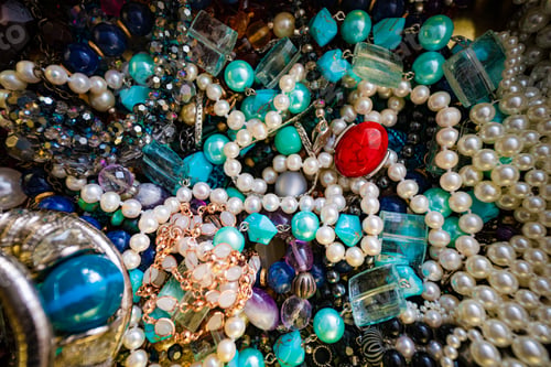 Preview: Many fashionable women's jewelry and bracelets for hand