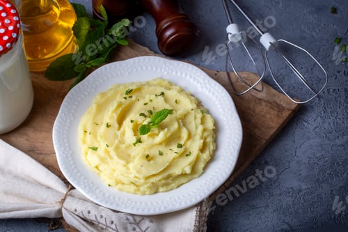 Preview: Serving of creamy mashed potato made from boiled potatoes