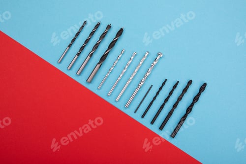 Aperçu: Set of drills are spread out in a row on red-blue background