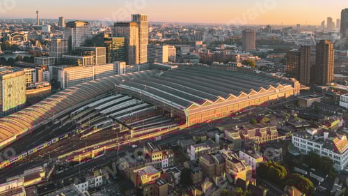 Visualização: Foto de drone ao nascer do sol na estação Waterloo