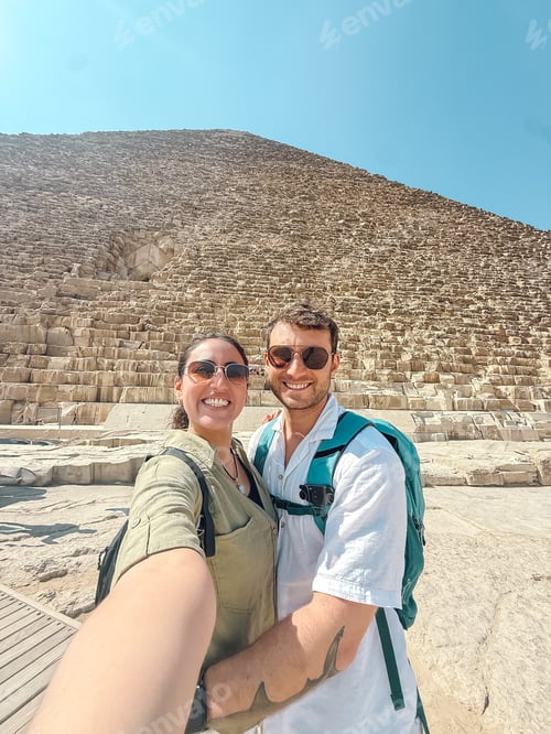 Preview: Tourists taking selfie in front of great pyramid of giza