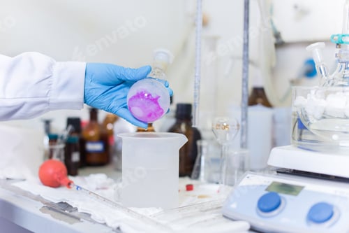 Preview: Scientist in lab