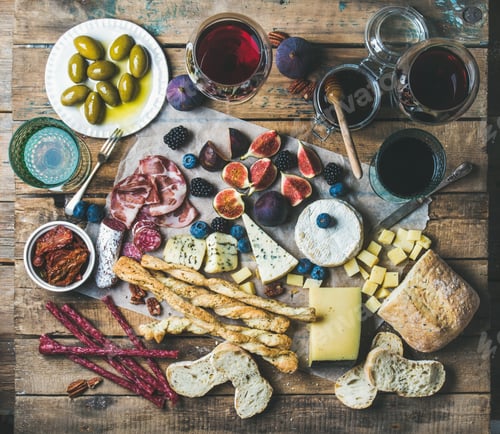 Preview: Wine and snack set with wines, meat, bread, olives, fruits