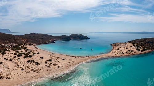 Vorschau: Griechische Insel Elafonisos, Doppelstrand von Simos, Drohnenblick aus der Luft. Peloponnes. Griechenland.