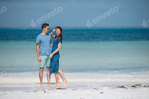 Preview: Young couple on white beach during summer vacation