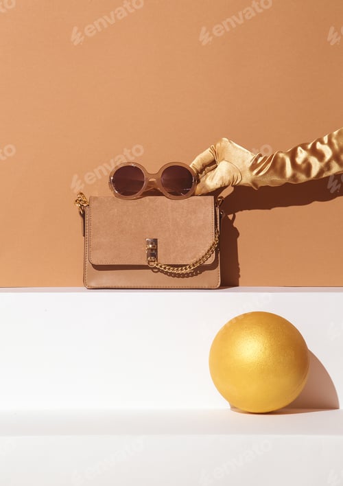 Preview: Hand in gloves holding