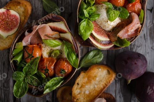 Preview: Homemade fresh figs salad with herbs and roasted garlic toast