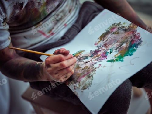 Preview: Crop artist painting on paper