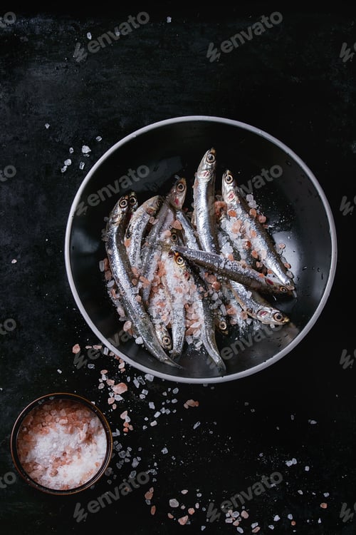 Preview: Fresh Anchovies with Pink Salt in Black Bowl