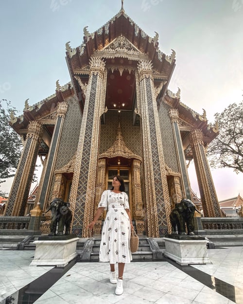Preview: Young woman walking around the city of Bangkok
