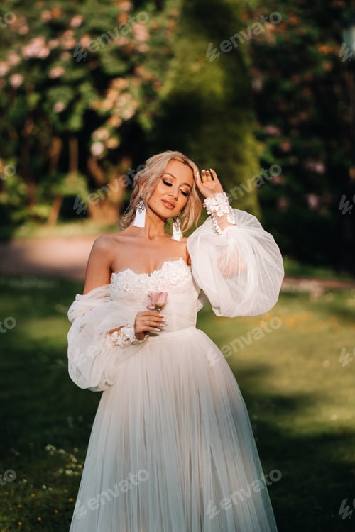 Preview: bride in the garden, morning and bride, bride fees, morning bride, white dress, wear earrings